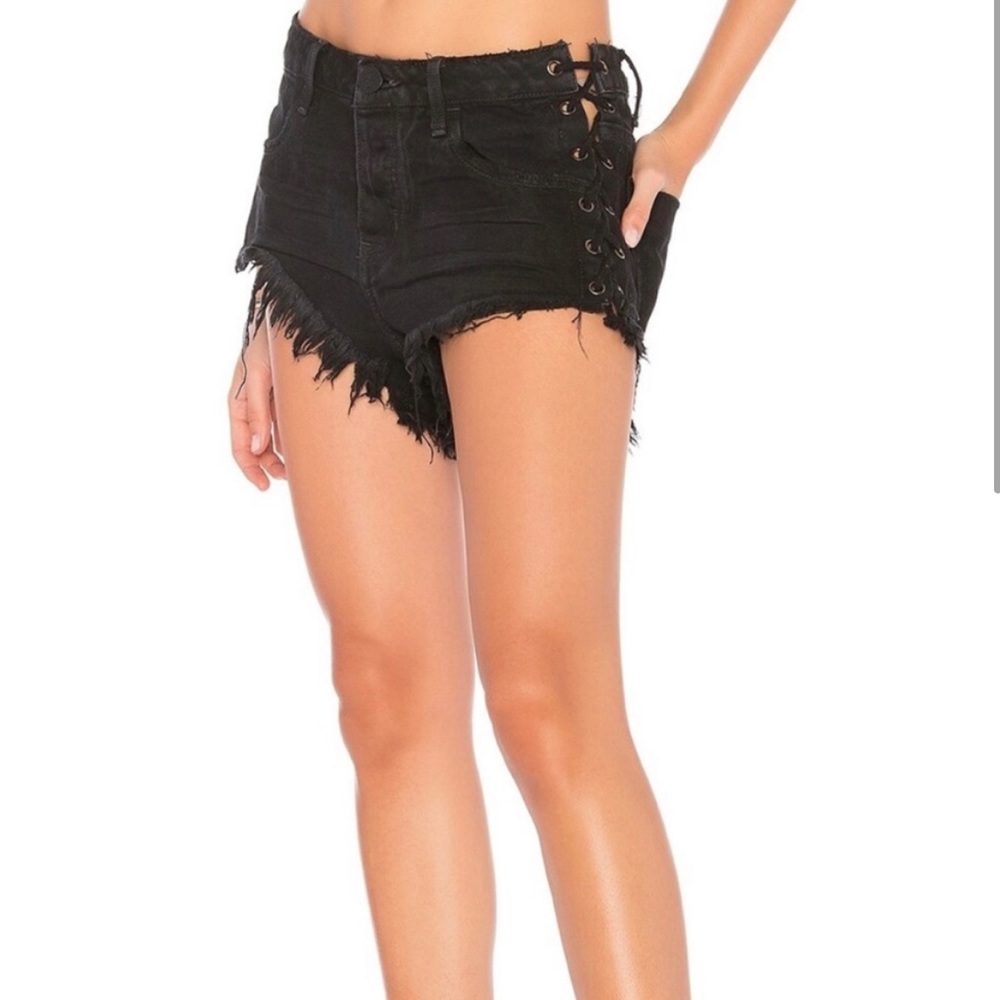 Black one teaspoons black lace up